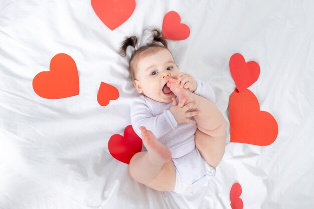 Bambino con cuori rossi, concetto di San Valentino