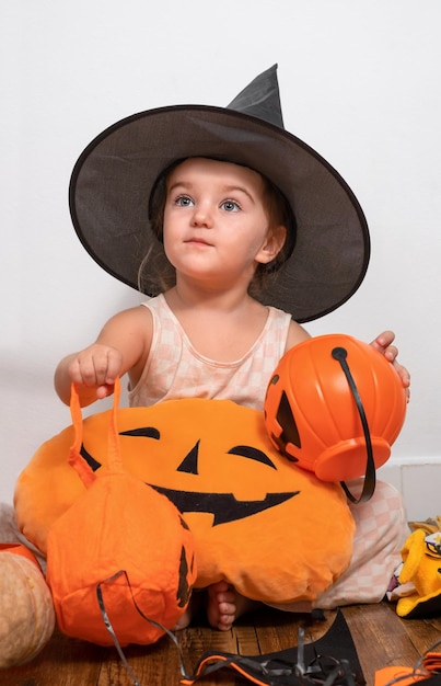 Bambino con decorazioni per Halloween