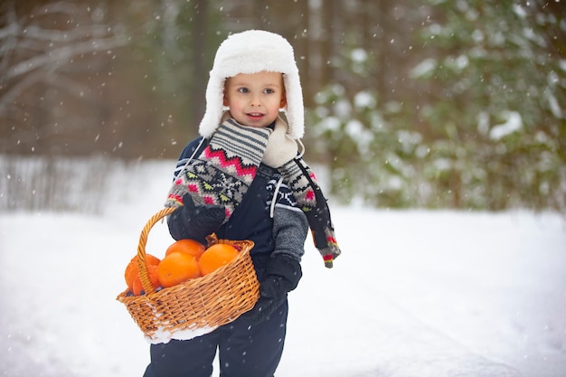 Bambino con frutta in inverno