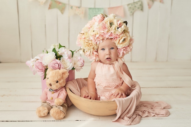 bambino con ghirlanda floreale e tiro con decorazione floreale