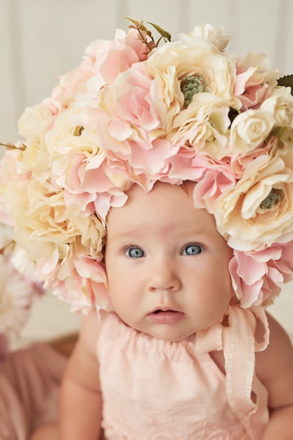 bambino con ghirlanda floreale e tiro con decorazione floreale