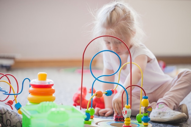 Bambino con giocattoli educativi