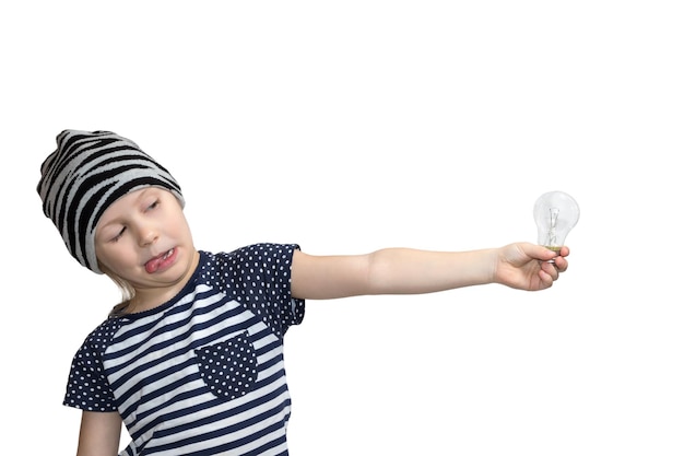 Bambino con il cappello che tira fuori la lingua disgustato guardando il bulbo, che tiene in mano isolato su uno sfondo bianco