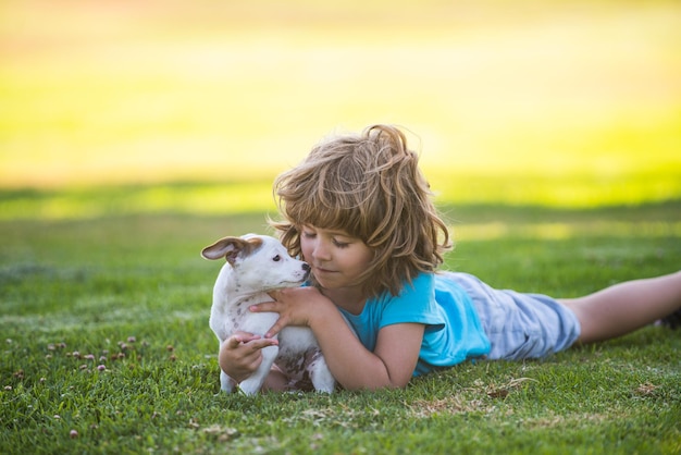 Bambino con il suo amico di cane cucciolo