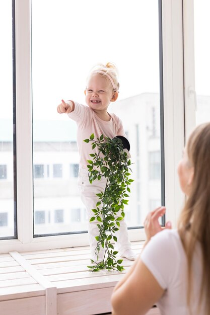 Bambino con impianti cocleari a casa Concetto di sordità e tecnologia medica