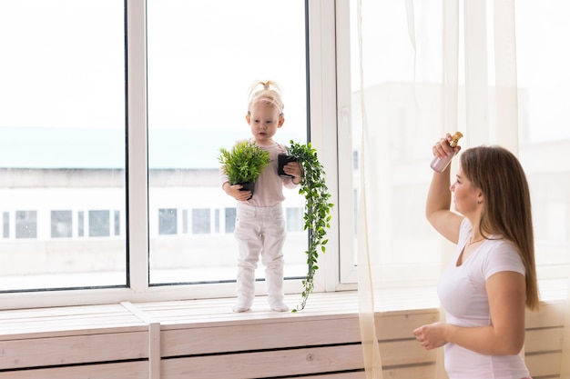 Bambino con impianti cocleari a casa Concetto di sordità e tecnologia medica