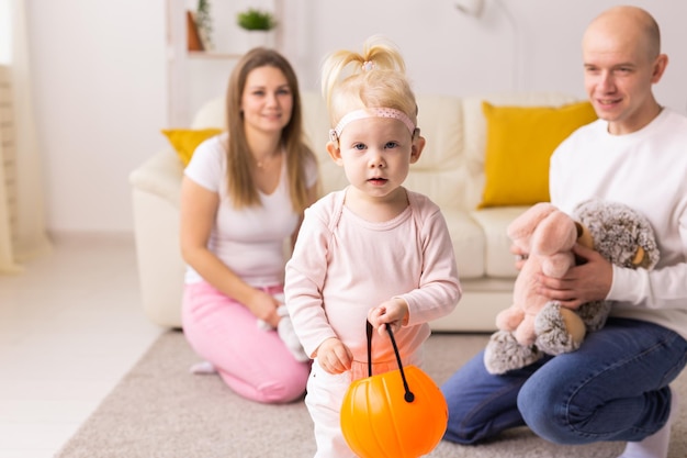 Bambino con impianti cocleari che si diverte con madre e padre a casa. Concetto di sordità e tecnologia medica.