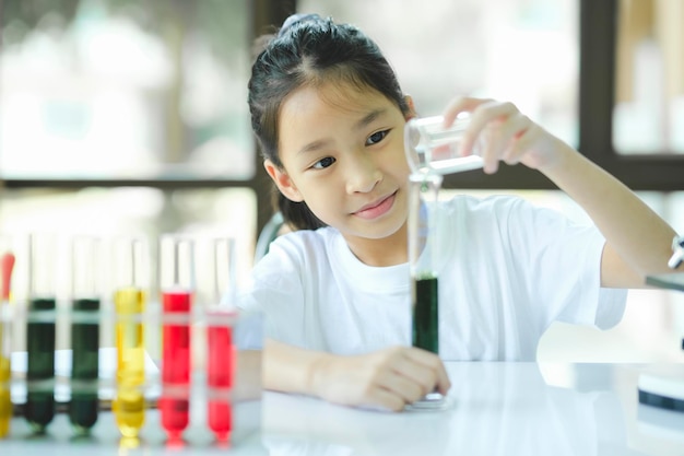 Bambino con l'apprendimento della classe di scienze nel laboratorio scolastico