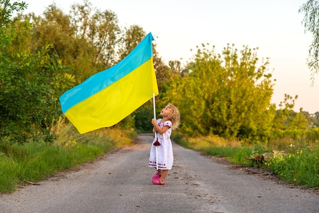 Bambino con la bandiera dell'Ucraina Messa a fuoco selettiva Natura