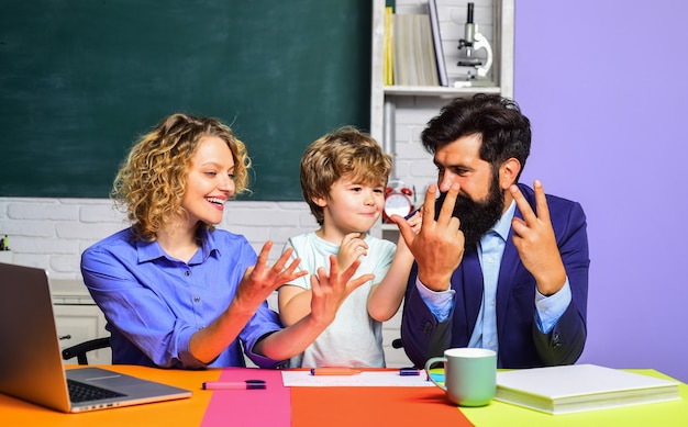 Bambino con la famiglia che impara i numeri di matematica per bambini il bambino si prepara per lo scolaro delle elementari