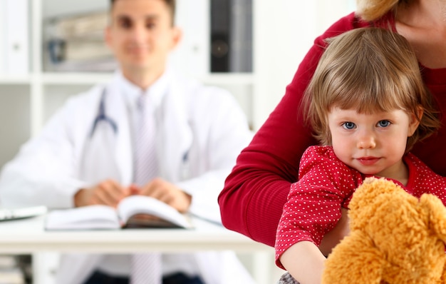 Bambino con la madre all'accoglienza del pediatra