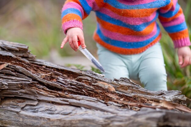 bambino con la provetta all'esterno