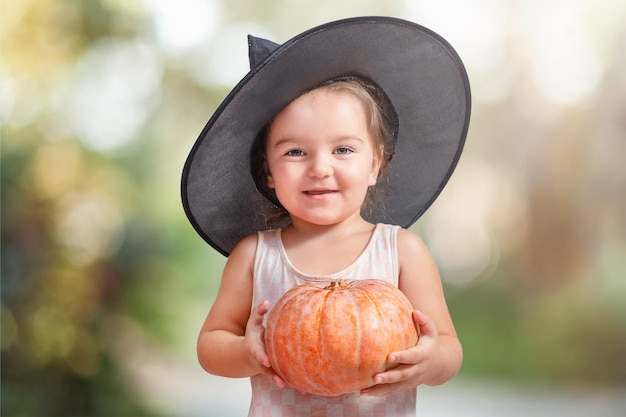 Bambino con la zucca di Halloween isolata