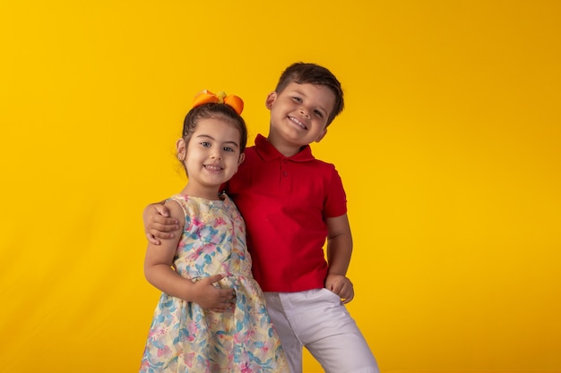 Bambino con le espressioni facciali in una foto in studio su sfondo colorato.