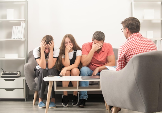 Bambino con papà seduto allo psicologo che risolve problema, famiglia.