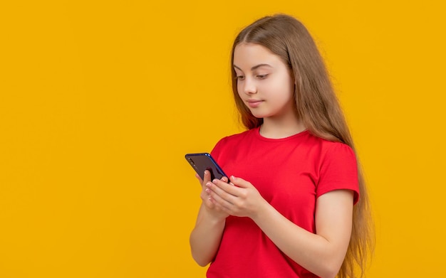 Bambino con smartphone su sfondo giallo