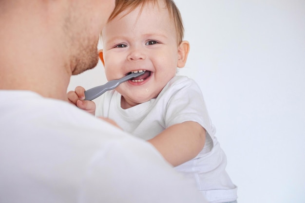 Bambino con spazzolino da denti per bambini