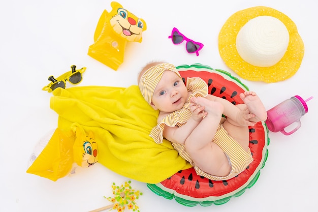 Bambino con un anello di nuoto in costume da bagno