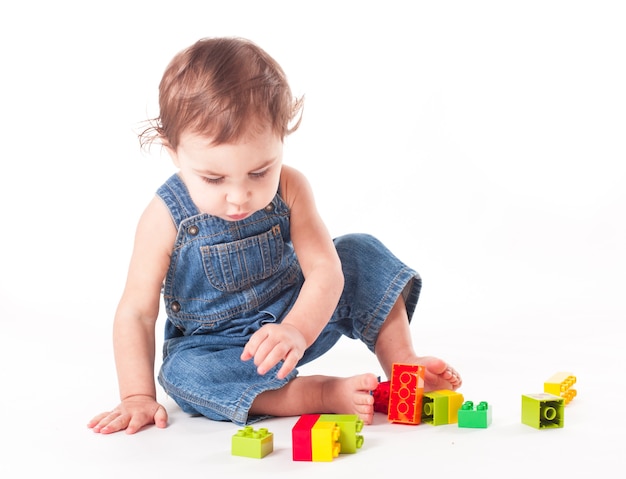 Bambino con un giocattolo