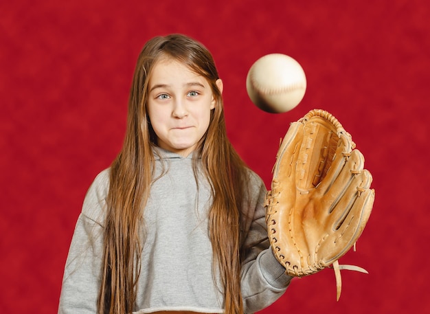 Bambino con un guanto da baseball e una ragazza palla con i capelli lunghi prende una palla da baseball con un guanto da baseball