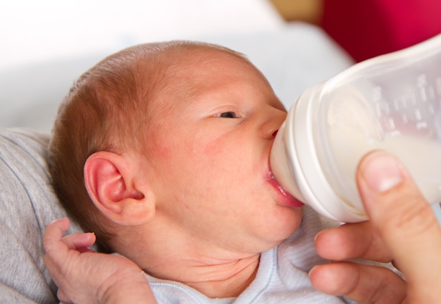 Bambino con una bottiglia di latte