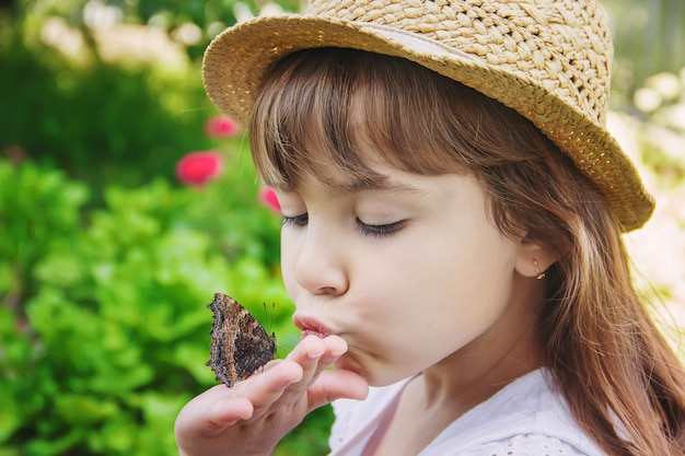 Bambino con una farfalla. Idea leuconoe Messa a fuoco selettiva