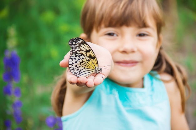 Bambino con una farfalla. Idea leuconoe Messa a fuoco selettiva