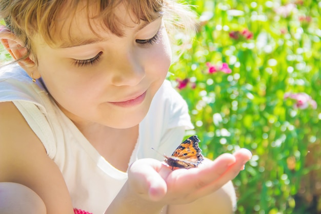 Bambino con una farfalla. Idea leuconoe Messa a fuoco selettiva