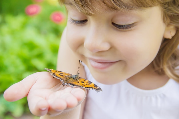 Bambino con una farfalla. Idea leuconoe Messa a fuoco selettiva