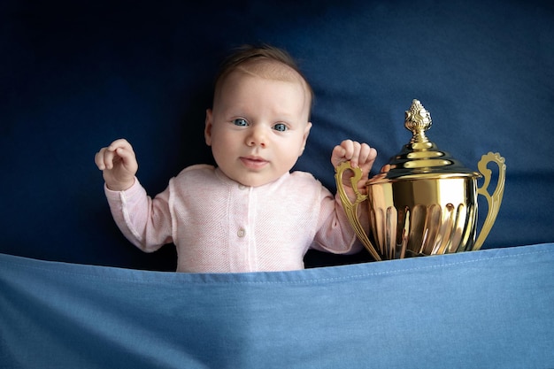 Bambino con una tazza d'oro