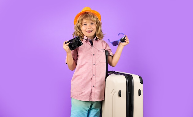 Bambino con valigia da viaggio in vacanza Concetto di viaggio e avventura per bambini