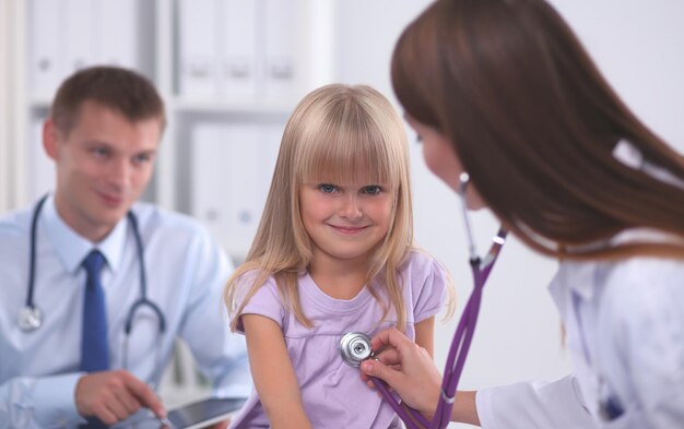 Bambino d'esame medico femminile con lo stetoscopio in chirurgia