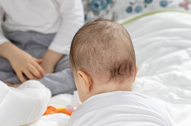 bambino dalla parte posteriore e suo fratello maggiore nella parte anteriore gli vengono mostrati alcuni giocattoli per il fratello dei più piccoli