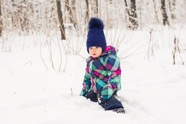 Bambino del bambino che gioca in una neve in inverno.