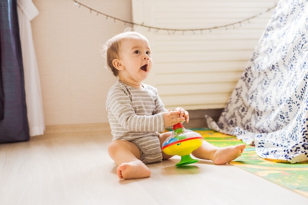 Bambino del ragazzo del bambino che gioca con il giocattolo all'interno.