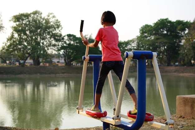 Bambino della ragazza che gioca campo da giuoco al parco