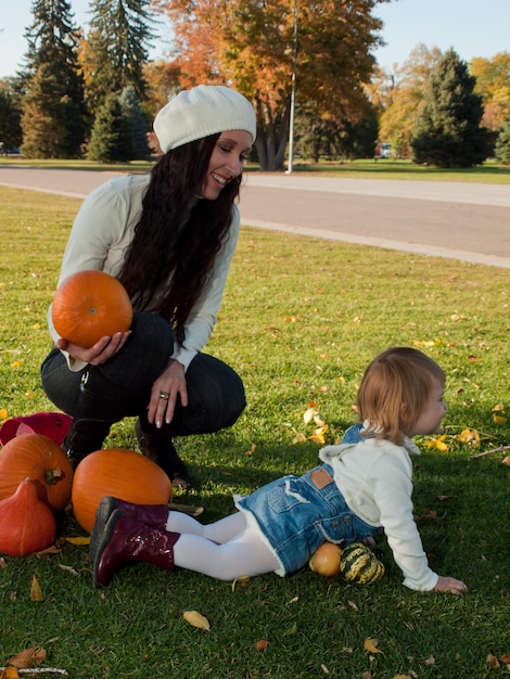 Bambino della ragazza con sua madre nel parco d'autunno.