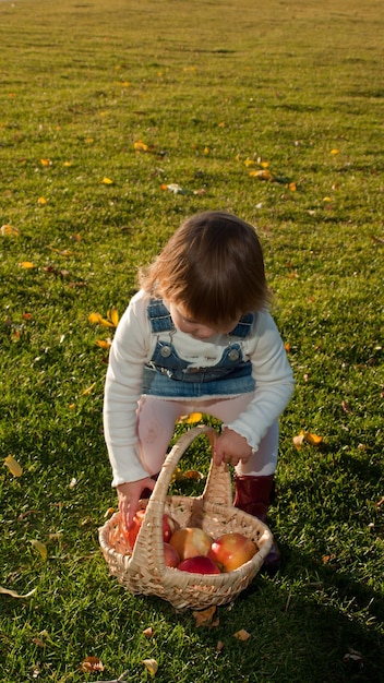 Bambino della ragazza nel parco d'autunno.