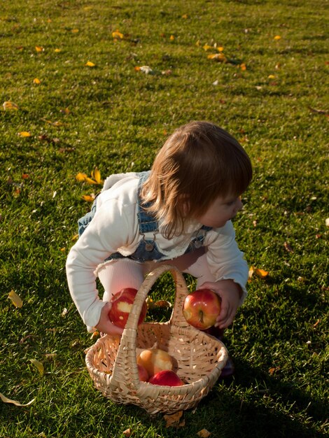 Bambino della ragazza nel parco d'autunno.