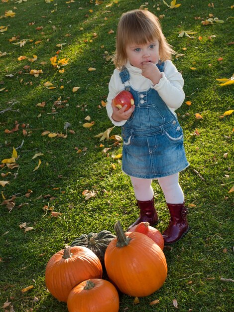 Bambino della ragazza nel parco d'autunno.