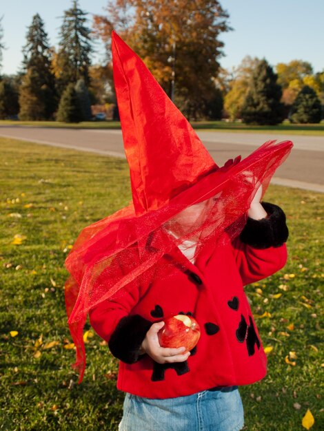 Bambino della ragazza nel parco d'autunno.