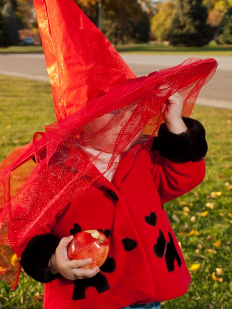 Bambino della ragazza nel parco d'autunno.