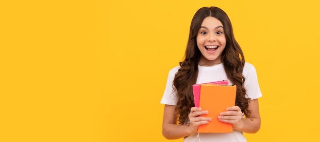 Bambino della scuola sorpreso pronto a studiare con la conoscenza del libro Banner di studentessa della scuola Ritratto della pupilla della studentessa con spazio per la copia