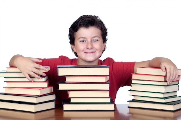 Bambino dello studente con molti libri isolati su sfondo bianco