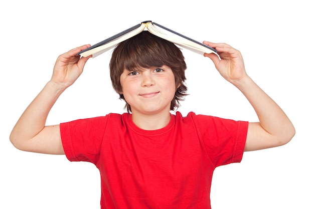 Bambino dello studente con un libro sopra la sua testa isolato su sfondo bianco