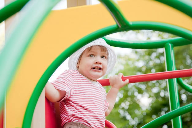 Bambino di due anni al parco giochi