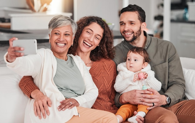 Bambino di famiglia e selfie sul divano con felicità della nonna e legame con amore nel soggiorno insieme Uomo donna e bambino per la fotografia per l'app dei social media sul divano del salotto con cura in casa