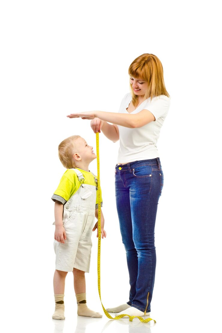 Bambino di misurazione della donna