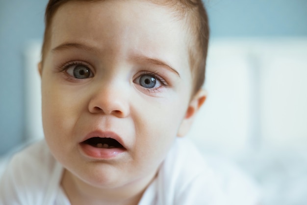 Bambino di otto mesi che piange. Ritratto di bambino triste da vicino