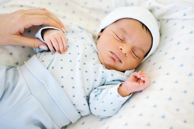 Bambino di razza mista che dorme nella culla